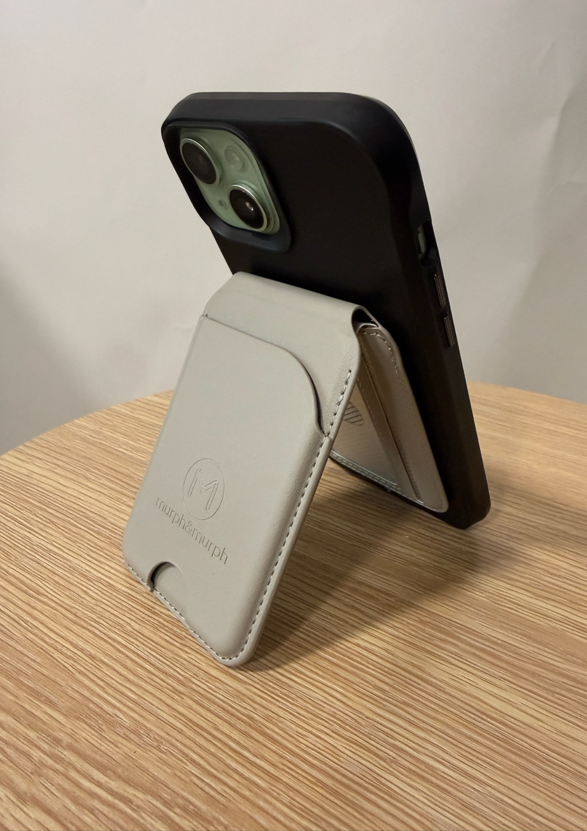 MAGNETIC WALLET AND PHONE STAND