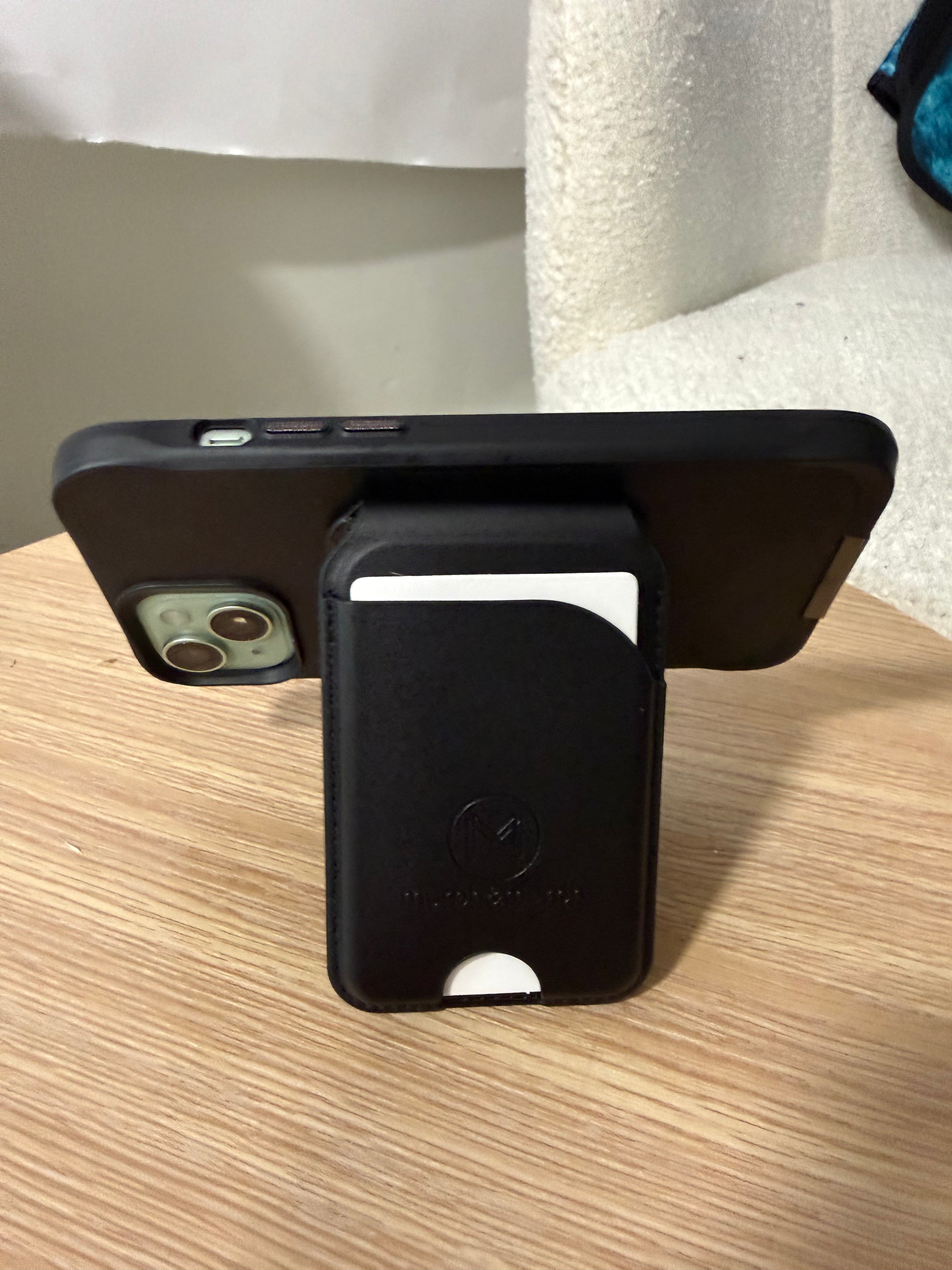 MAGNETIC WALLET AND PHONE STAND