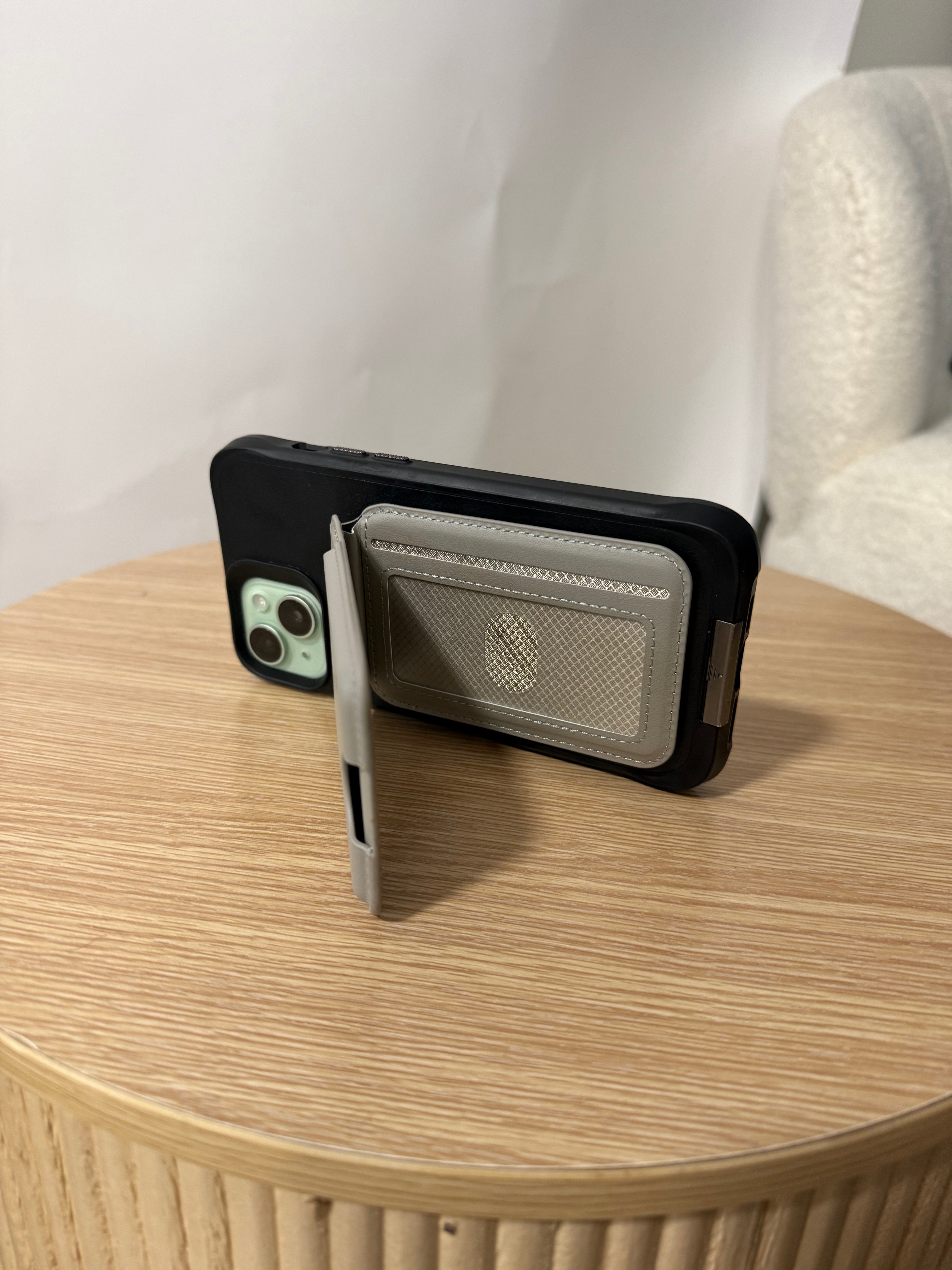 MAGNETIC WALLET AND PHONE STAND