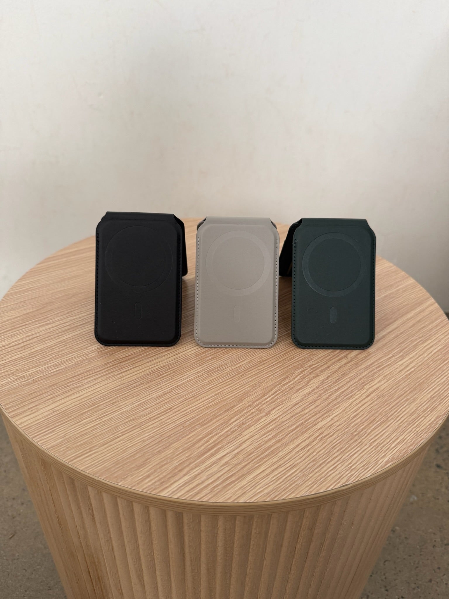 MAGNETIC WALLET AND PHONE STAND