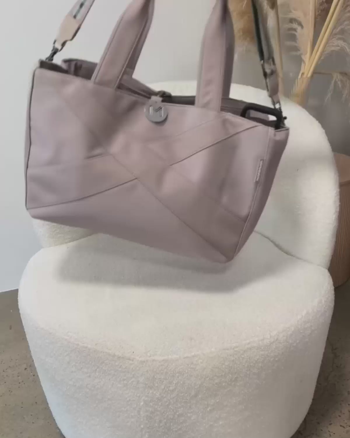 Load video: Urban Traveller Tote (MEDIUM SIZE) - Sand