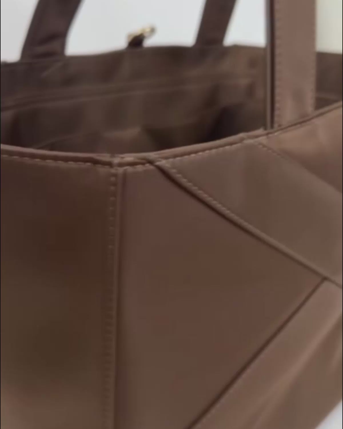 Load video: Urban Traveller Tote (MEDIUM SIZE) - Chocolate